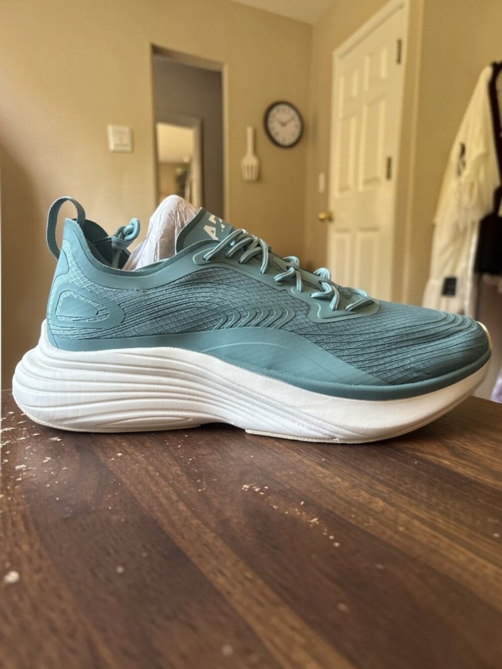 APL Streamline Seaside White Pristine Running Shoes Mens 9.5 Teal Blue Sneakers
